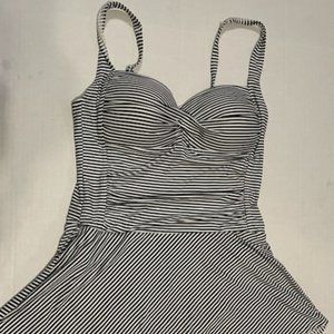 NIPTUCK size 14 woman's swimsuit black & white